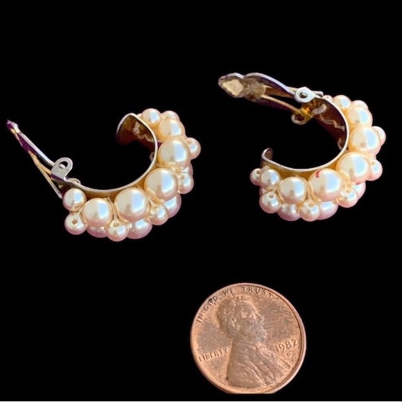 Vintage Faux Pearl Cluster Fashion Costume Clip On Earrings Woman’s Jewelry - Picture 4 of 4
